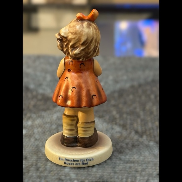 Goebel Hummel Figurine – “Ein Röschen für Dich Roses Are Red” – First Issue 1998 - Picture 6 of 8